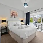 Spacious 5 Bed Home In Birmingham By 53 Degrees Property, Ideal For Business Stays, Free Parking!