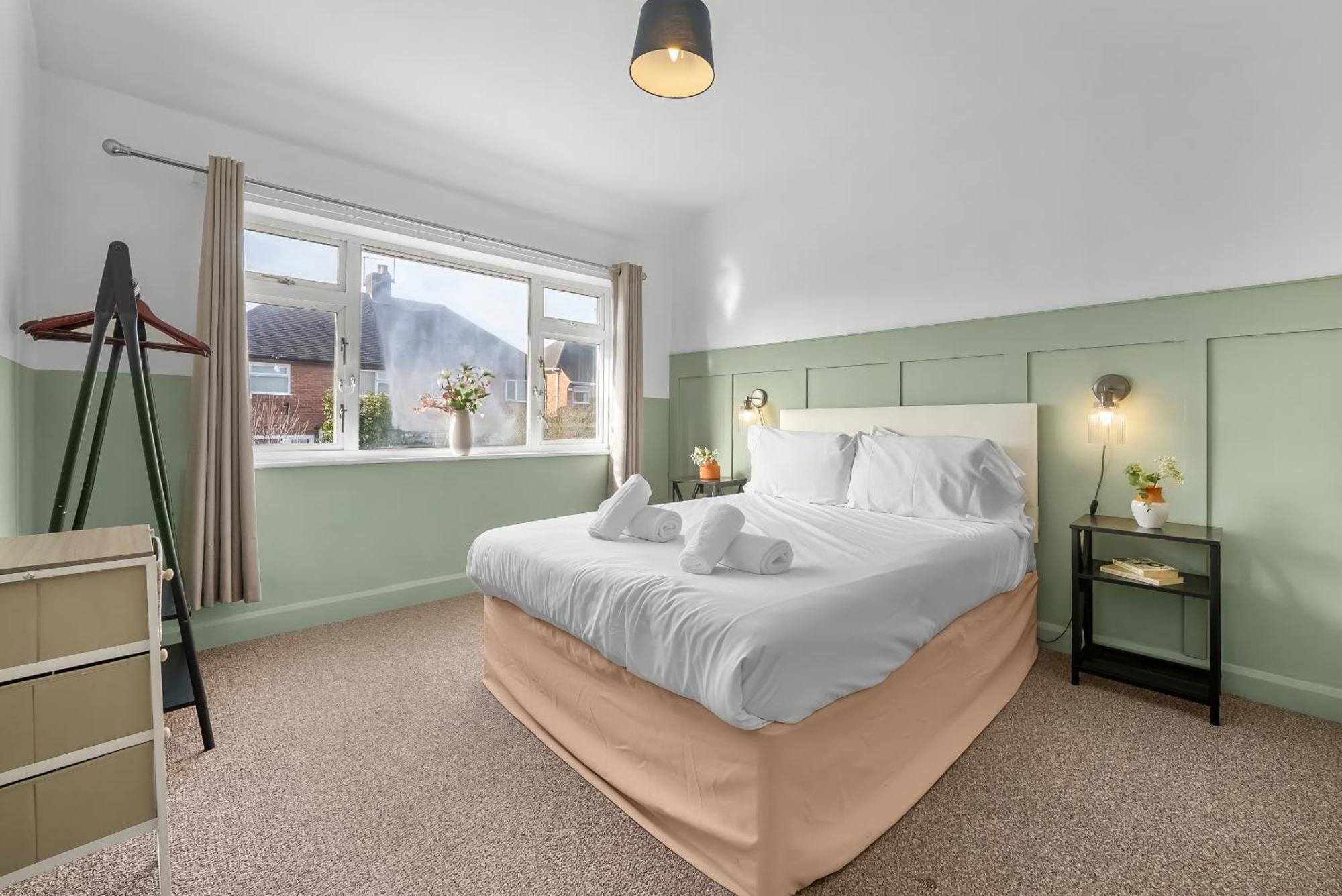 Spacious 5 Bed In By 53 Degrees Property, Ideal For Business Stays, Free Parking! Holiday home *