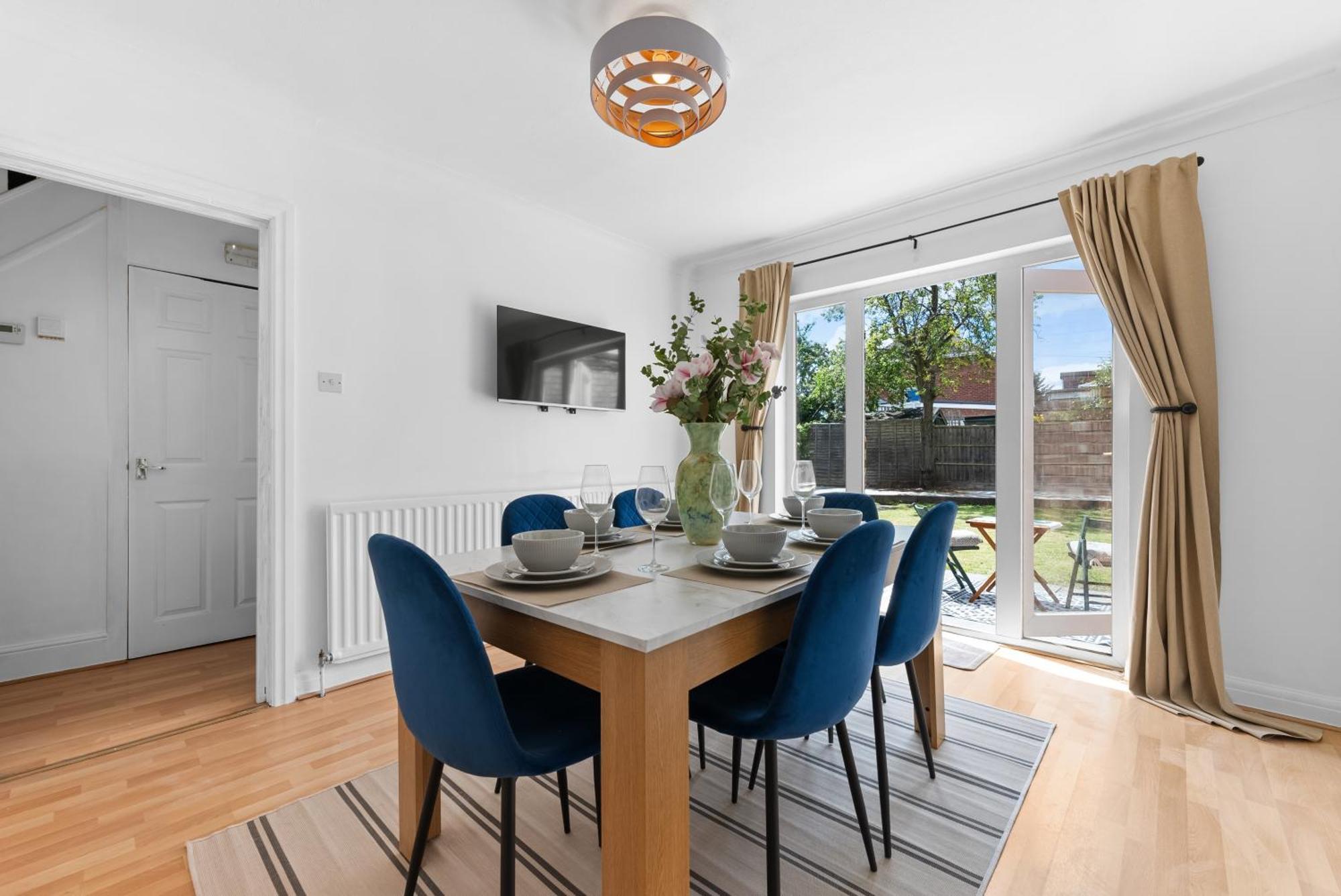 Spacious 5 Bed In By 53 Degrees Property, Ideal For Business Stays, Free Parking! *