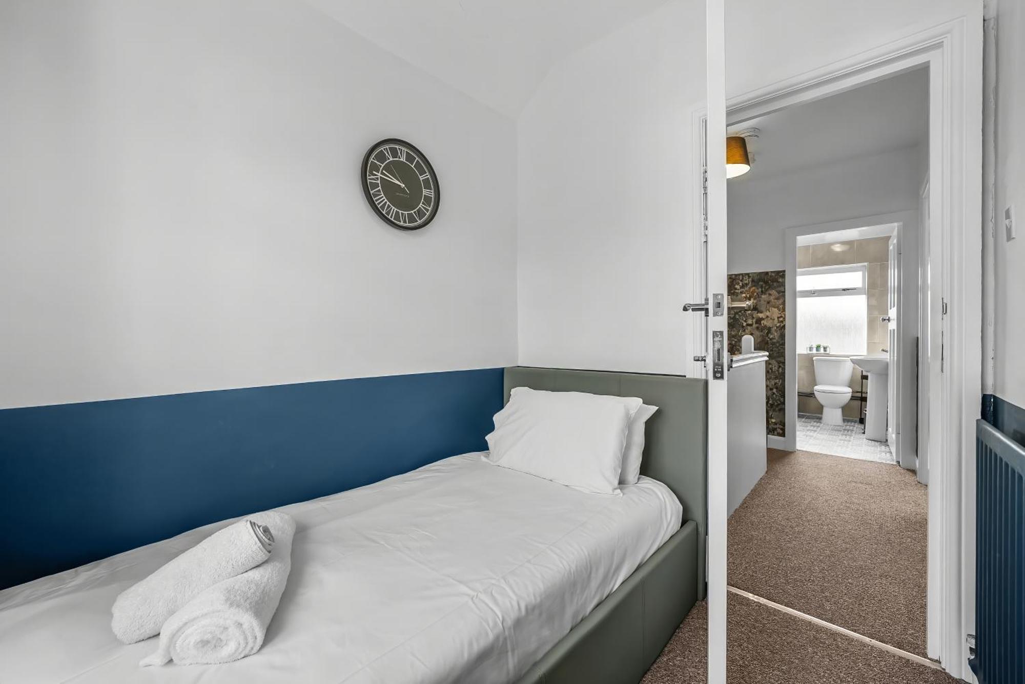 Spacious 5 Bed In By 53 Degrees Property, Ideal For Business Stays, Free Parking! Holiday home