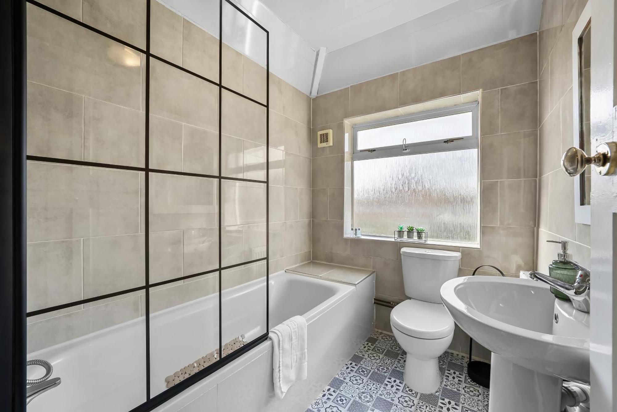 Spacious 5 Bed In By 53 Degrees Property, Ideal For Business Stays, Free Parking! Holiday home *